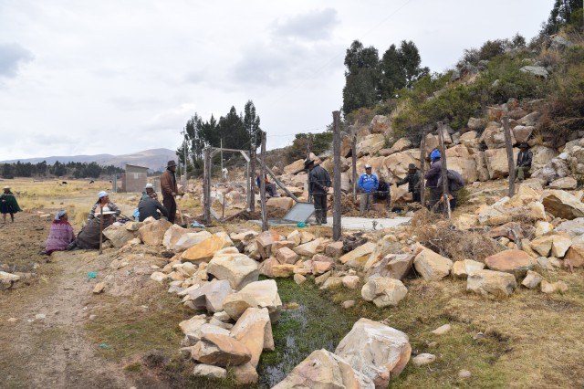 Comunidad trabaja por agua