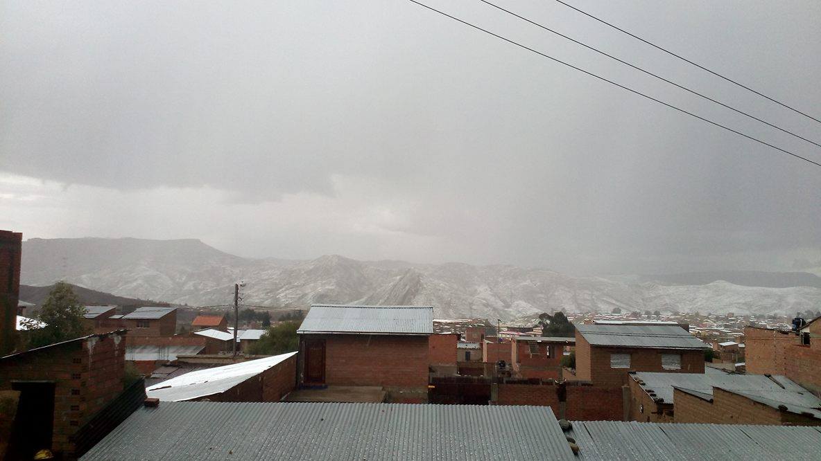 Cerros cubiertos por granizo