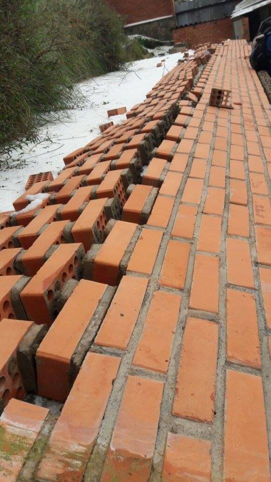 9 rajaduras por peso del granizo