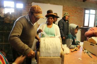 2 Sombreros peinando lana