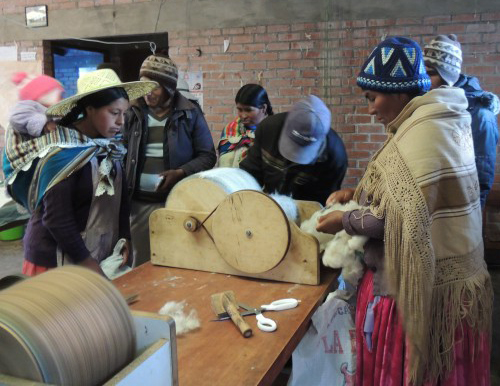 3 Sombreros peinando DOS