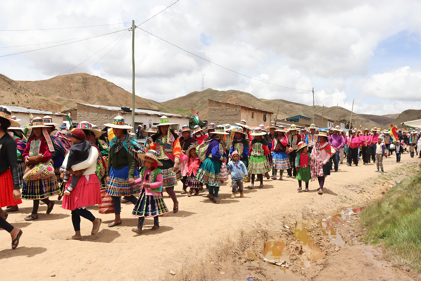Mujeres y hombres ndigenas originarios Challa