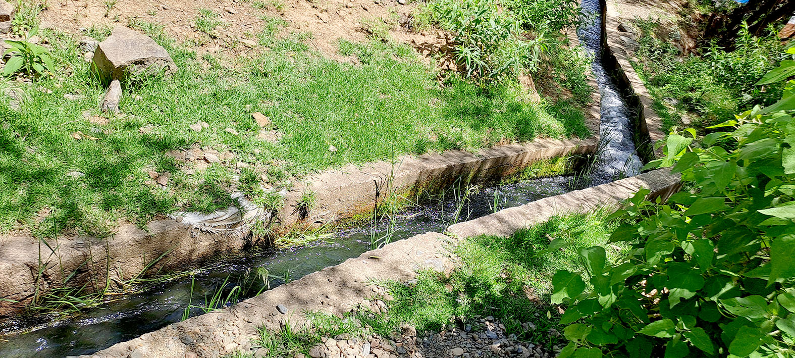 AULL Agua bajando por canales